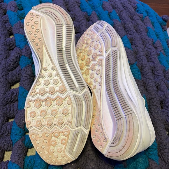 White Nike Running Tennis Shoes Size 8.5 - Picture 4 of 5